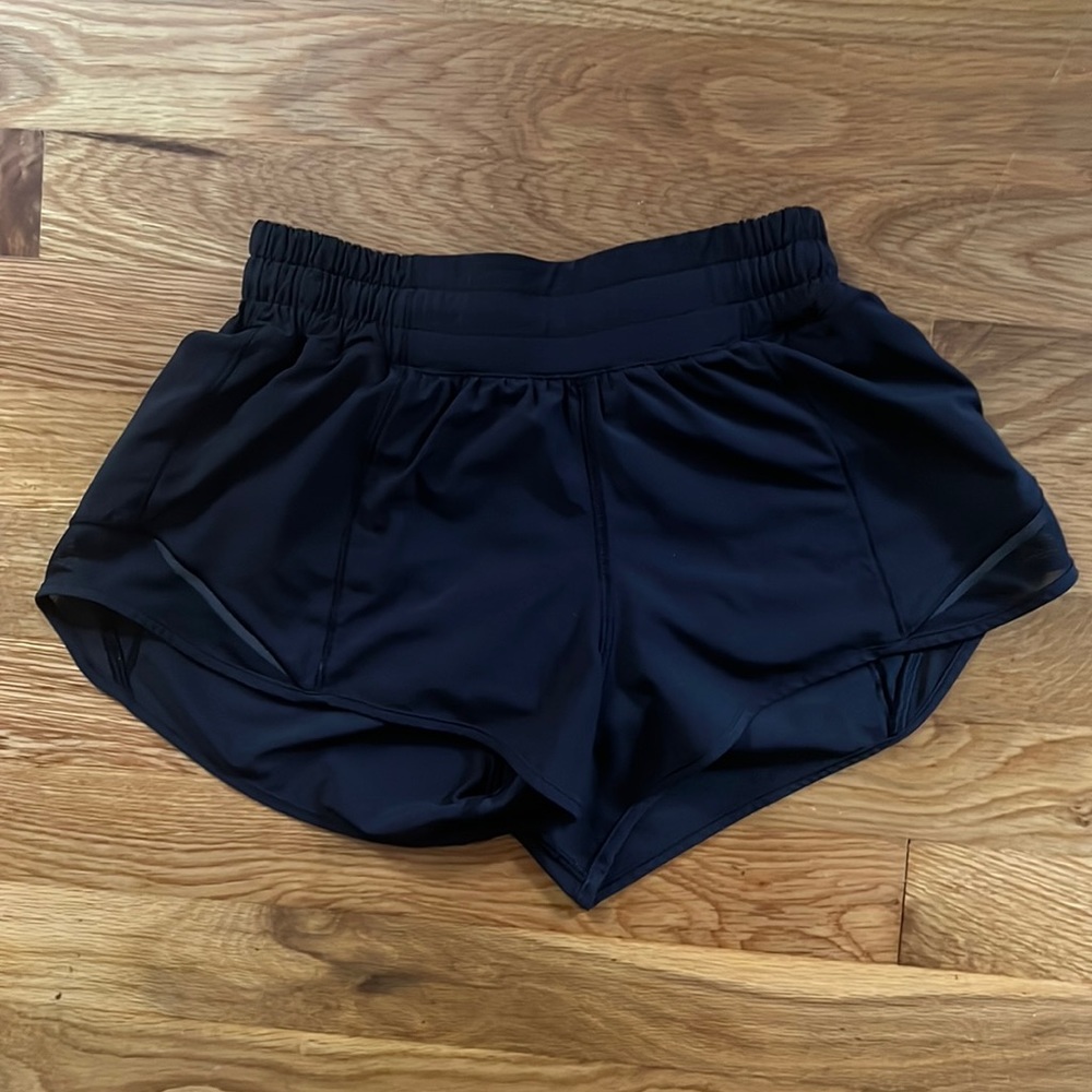 lululemon hotty hot shorts 2.5”